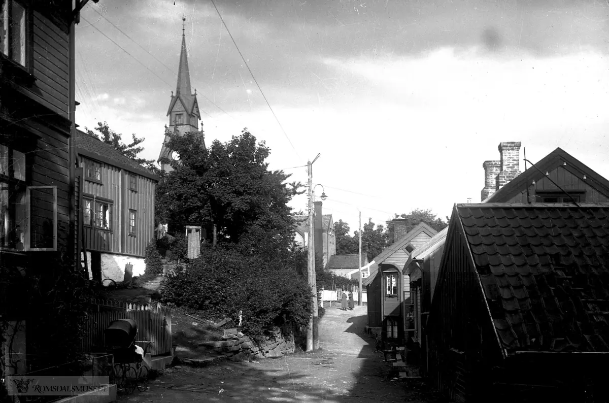 Fra Gjenstad sitt hus sett østover Mellomgaten.