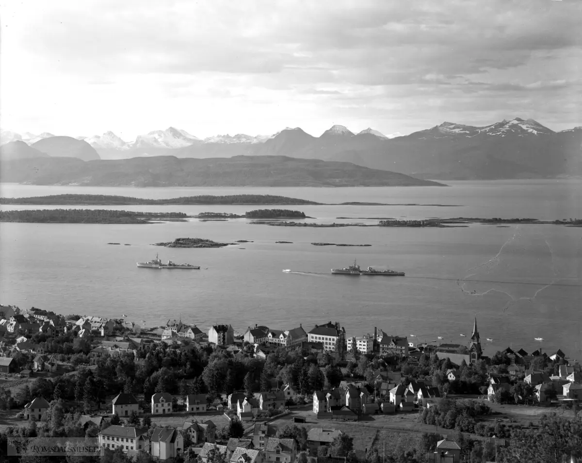 Molde by sett fra nord., Molde i panorama sett mot Bolsøya med 2 skip på fjorden..Marinefartøyene på bildet er de tyske jagerene Z19 Hermann Künne (52) til høyre i bildet og Z18 Hans Lüdemann (53). At de er påmalt taktiske nummer viser at bildet er tatt før krigen. Hermann Künne ble satt i tjeneste 12. januar 1939, så bildet må være tatt i 1939.