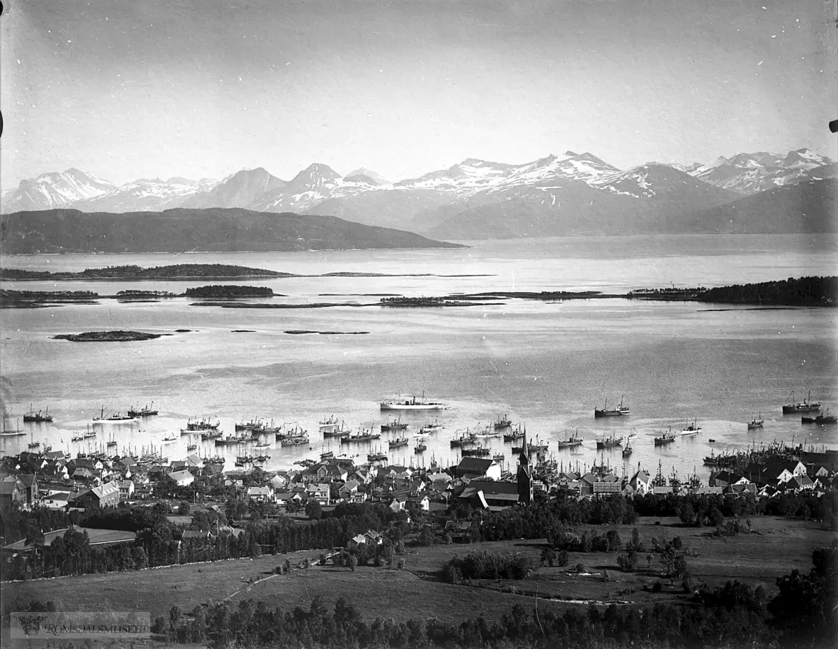 Molde by sett fra nord., Fra kroningsreisen i 1906..Under kroningsferden i 1906 kom kongefamilien fra Åndalsnes til Molde med kongeskipet og tok inn på Grand Hotell..Det ble avholdt lunsj på hotellet den 16.juni kl 14.00, med tale av ordføreren og takketale av kongen. .De overnattet to netter og dro videre i karjol den 18. juni kl. 10.00..