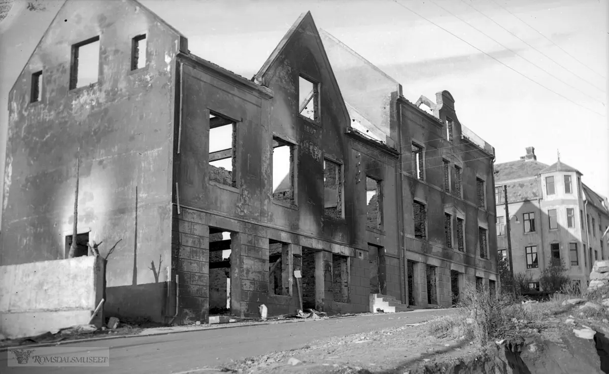 Molde i ruiner..Bygningene i Amtmann Krohgs gate etter bombing med bla I.O.G.T sine lokaler..Bombinga i Molde og ruinane etterpå. 1940-45.Frk Aarøes hotell senere hotell Nobel legst oppe i gata.