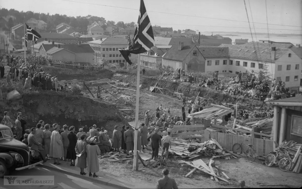 Grunnsteinsnedleggelse til Domkirken i 1952. ..Bilen til høyre Ford V8 de luxe 1938. I Hvem eier bilen 1948 står T-2522 på Ford personbil tilhørende Martin Brecke, Molde