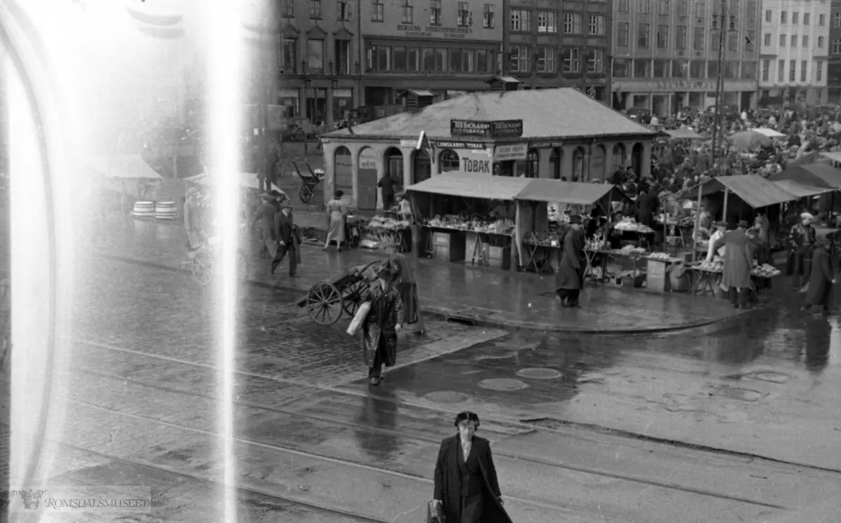 Torget, Firketorget i Bergen..(Filmbeholder 60525 År 1938)