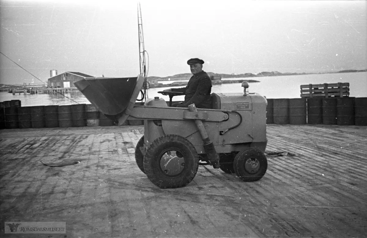 Sæbjørn Sæbjørnsen prøver den nye Pay-Loaderen..(Fimbeholder 47381 "Steinshamn høsten 1950") .Storstøholmen i bakgrunnen.