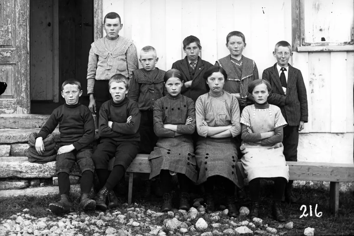 Skulebarn på Nesje. Først på 1900-talet.