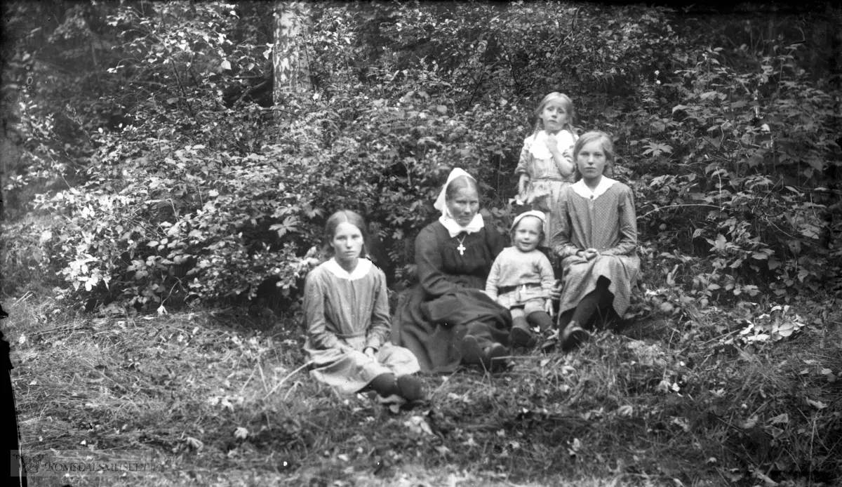 Guri f.Sæterbø, diakonesse i Tromsø og søster av Edvard Sæterbø f.1876 d.1957..(Edvard var i Amerika fra april 1896 til desember 1910)