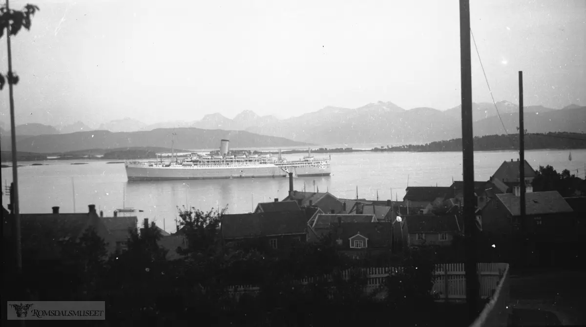 Molde by sett fra nord., Vi ser ned på Parkvegen med husene i Myrabakken nedenfor..Hagen til Villa Bjerteli (Villa Bierteli) English Hotel i forgrunnen.