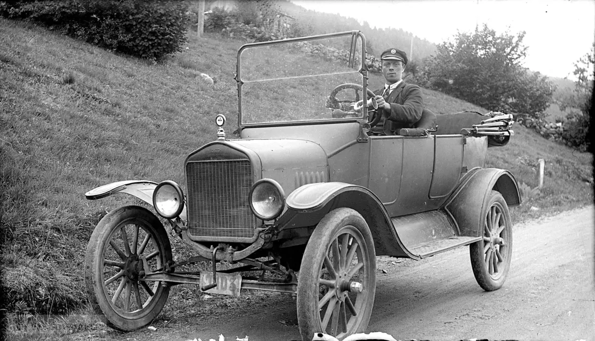 Bilen er en T-Ford 1917 til 1919 mod..(Se Romsdal Sogelag 2004 side 83)