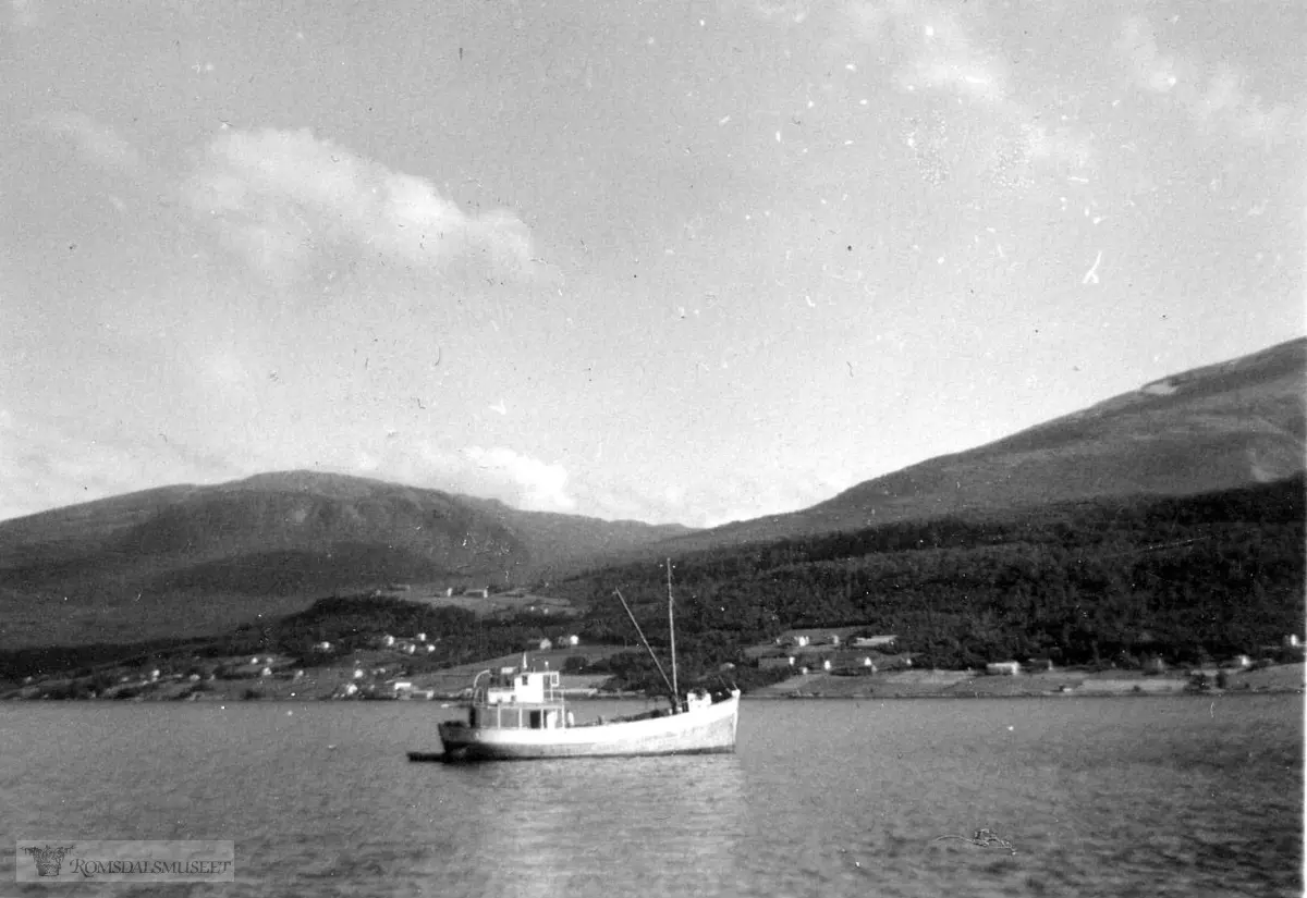 Fiskebåt på Fannefjoden med Kortgård i bakgrunnen.