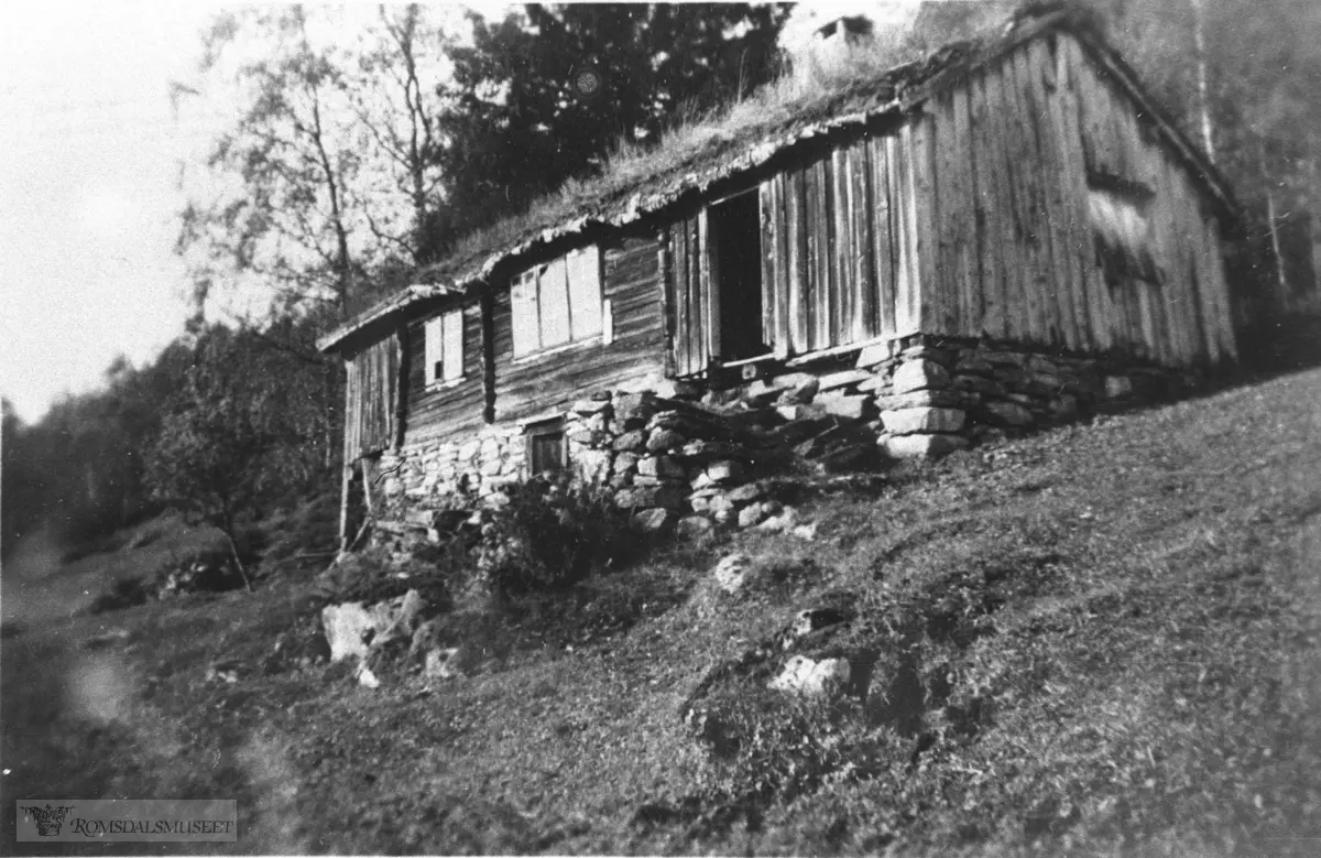 Galmestua på Berg..Røykstue, var først kårstue på Røsberg med flyttet til Berg av bureiserern Ole Findsen omkring 1828. Østre ende var ei sval ute skillevegger men med enkel bordvegg..Vestre ende vedskott med lager og lagerrom over. Foran trappa ligger kloppedungen..(Se Romsdal Sogelag 1978)