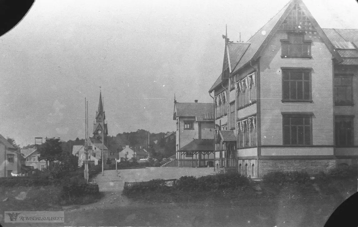 Molde Folkeskole med kirken i bakgrunnen.