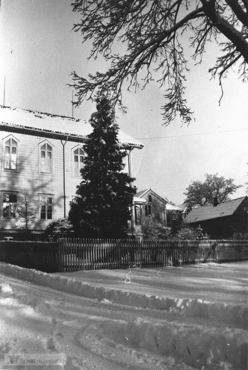 Reknes sanatorium..Forvalterbolig i 1 etasje og kapellet i 2 etasje.