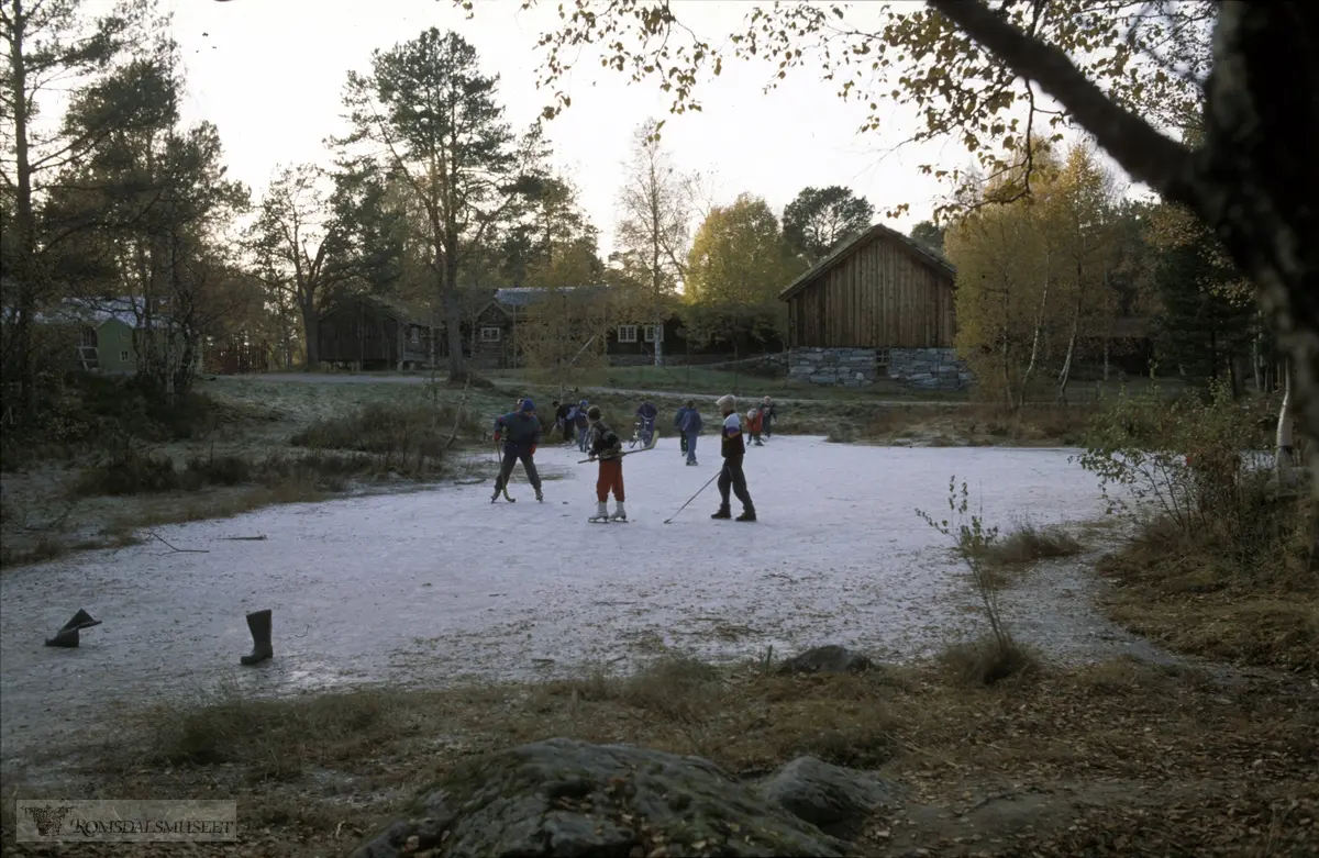 Barn leker på isen på Romsdalsmuseet.