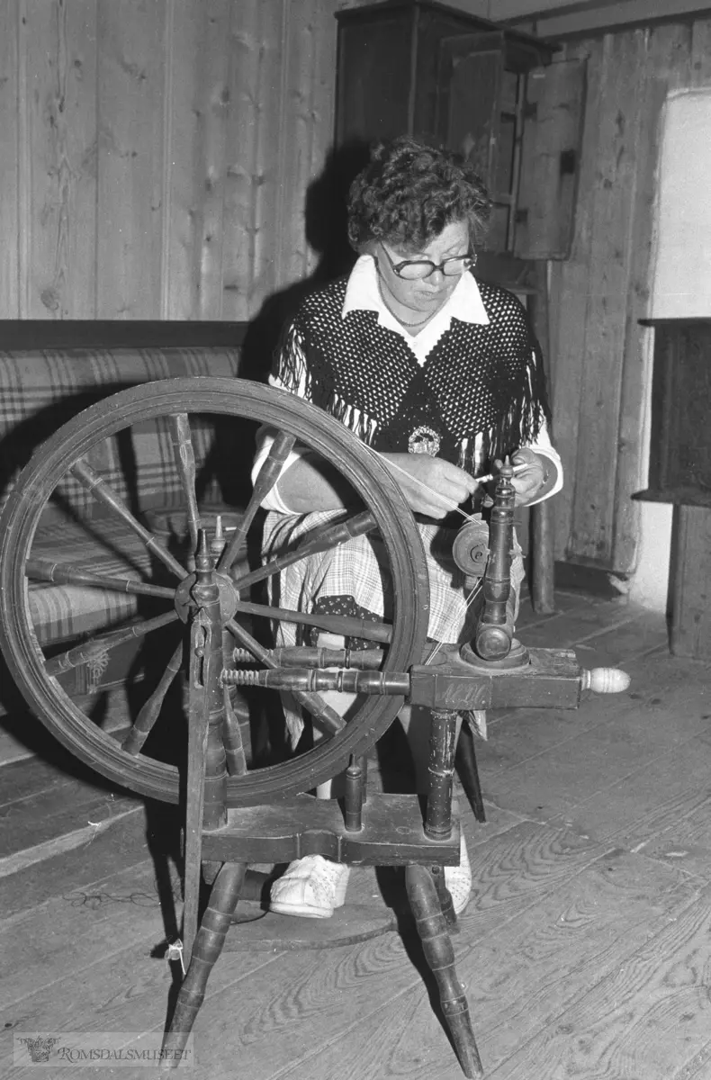 Olsok på Romsdalsmuseet 1985. .Aktører fra Midsund kommune. Spinning på rokkemaker Iver O Samset sin rokk.