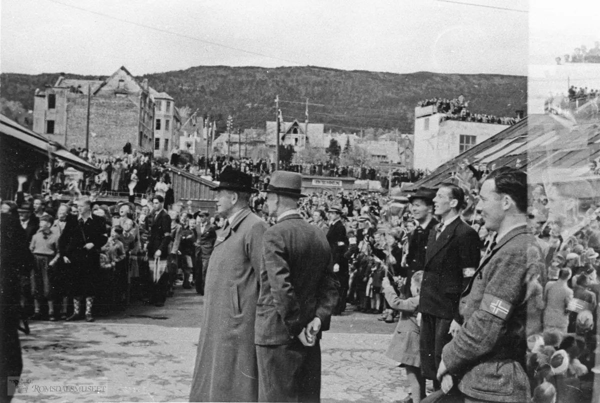 Kongebesøk i Molde 26.08.1945?..Vi ser oppover Amtmann Krohgs gate. Hotell Nobel til venstre i bakgrunnen..Saftpresseriet oppe til høyre.