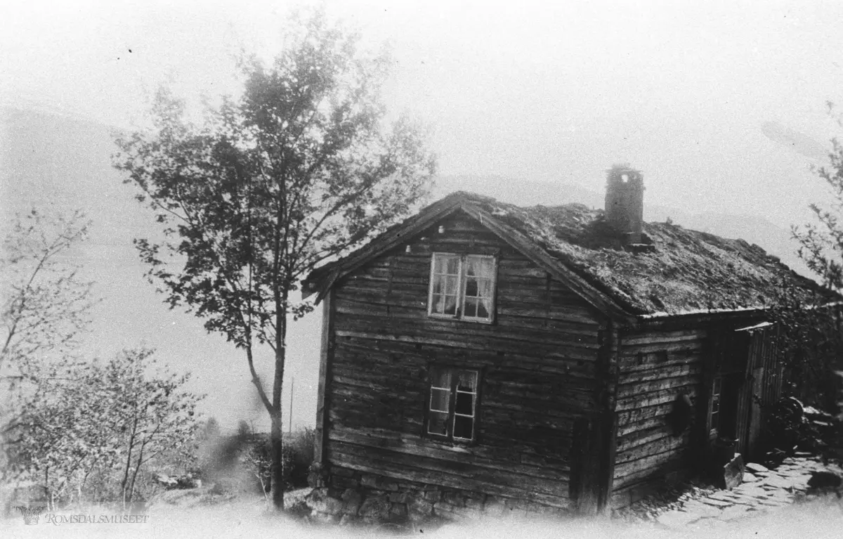 Kleive. Gammal stove (på bygselplass). Løa er bygd i hop med stova..(Bildet er tatt av Peder Stokke og utlånt av Løve Stokke til avfotografering i forbindelse med boken Hus og bygninger i Romsdalen) Originalene av de fleste bildene finnes nå digitalisert fra de fleste bildene i denne serien.