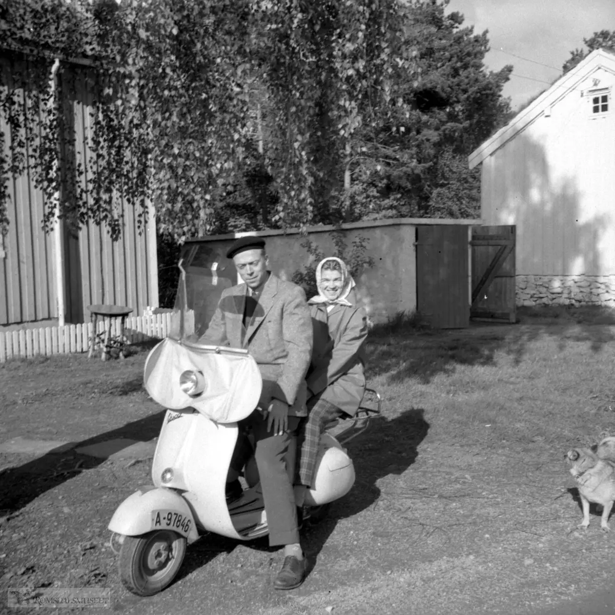 Utenfor bestyrerboligen og Vistdalsskolen på Romsdalsmuseet 1959. Garagen på Romsdalsmuseet..Scooter Moped med reg nr A-97846