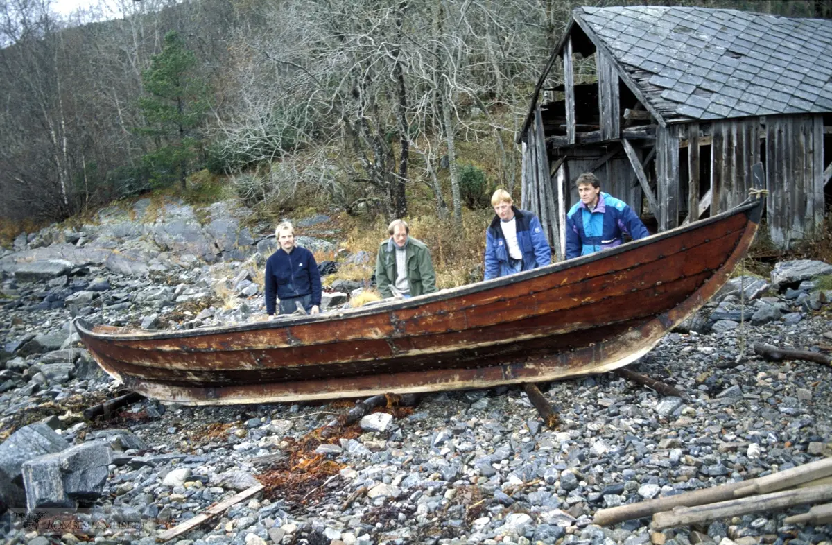 Trerøring fra ytre Årset (R.17043), Langfjorden. 01.10.1992..Naustet tilhører gnr 126/2..(se Bjørn Austigards feltbok 1992)