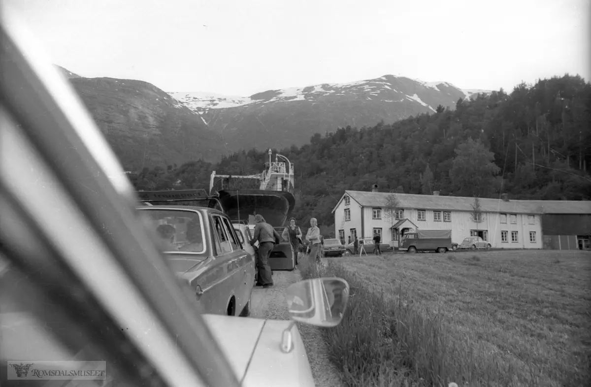 Fergen Mardøla fraktes til Eikesdalsvatnet.