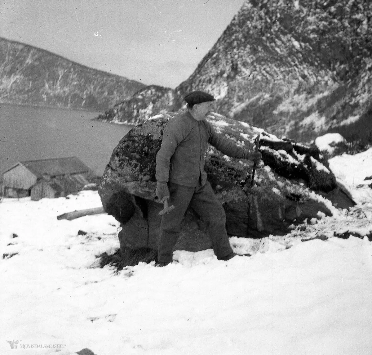 Einar Oterholm f1867 d.1927 skal skyte sund ein stein..Bildet er tatt på Oterholm, Måndalen. Hovdekollen i bakgrunnen til høyre.