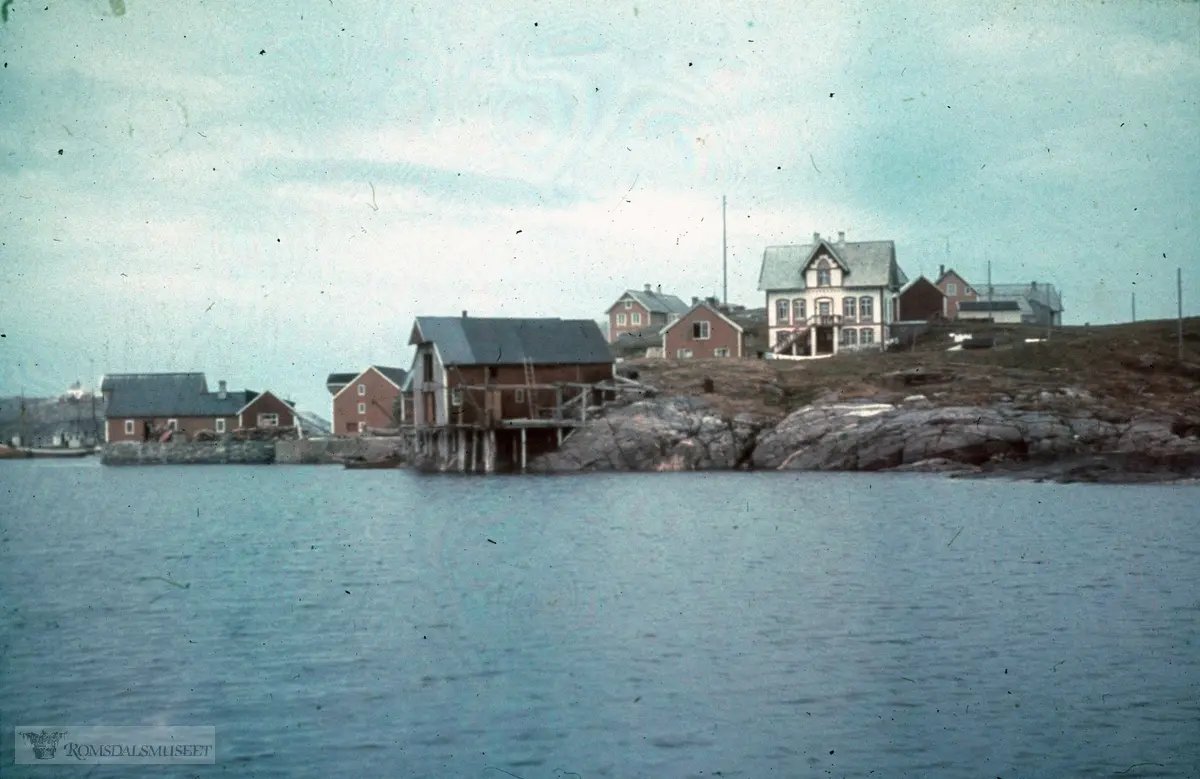 Vi ser bla murhuset Julshavnhuset bygd i 1912.