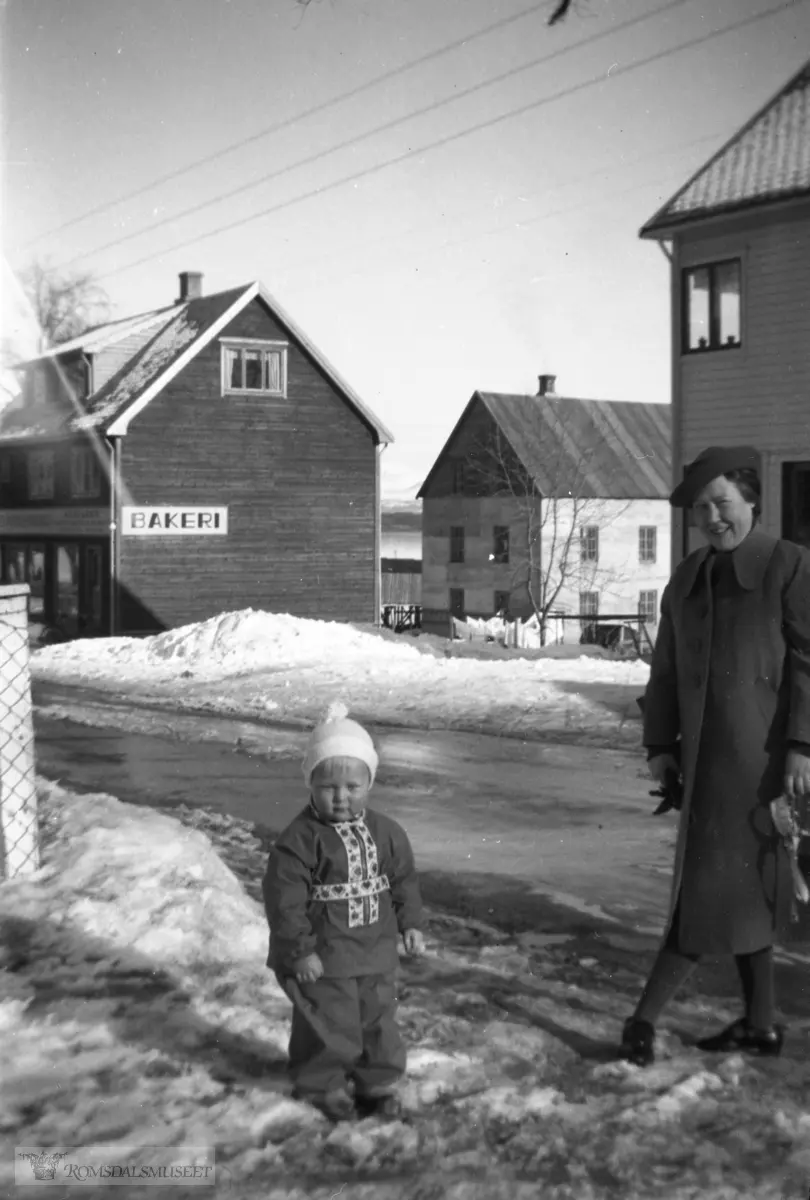 Lundes bakeri i bakgrunnen.