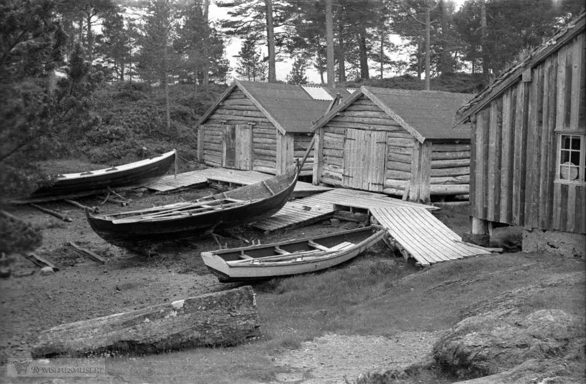 f.v Fiskerangen, Naustet, Bjørneremstua.