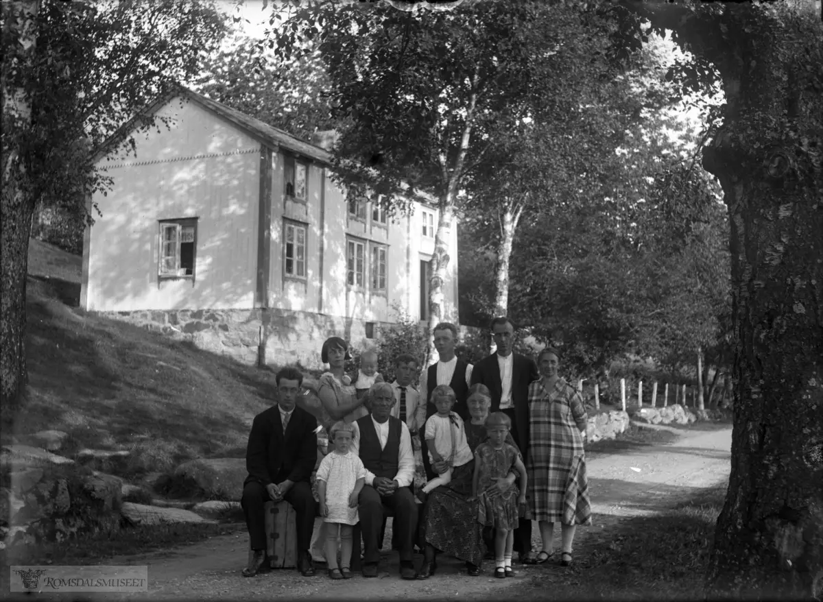 Familien Flor fotografert foran Sjølaupet i 1927. .I bakgrunnen er våningshuset på "Sjølaupet", bygget i 1891 av Mathias Albert Flor.