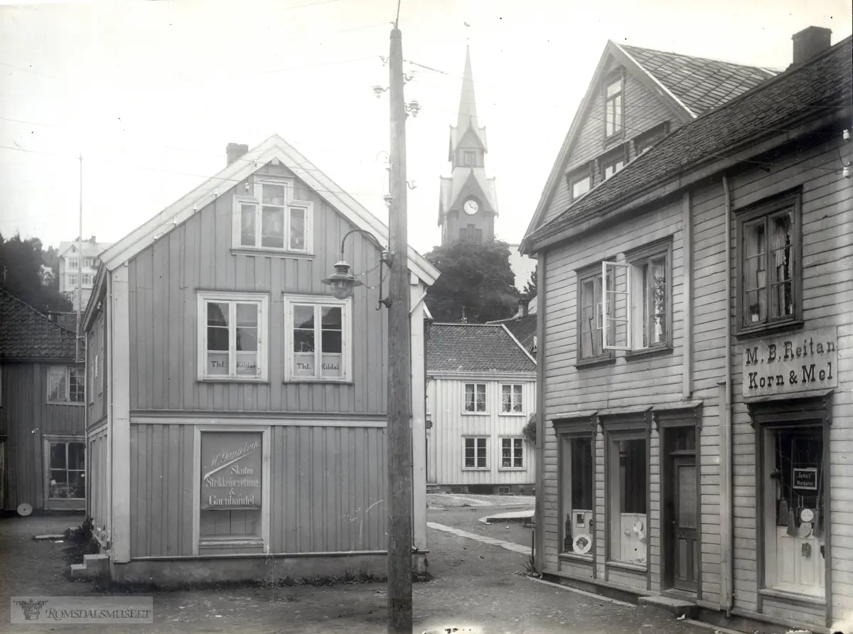 Reitankråpet ved Torget..M.B Reitan korn og mel..Reitan gården hvor Losjen en kort tid hadde sine møter..Høstmarkgården til venstre..Thoralf Kildal..Harald Eide.M.Gausetvik, skotøy, strikkeforretning og garnhandel.