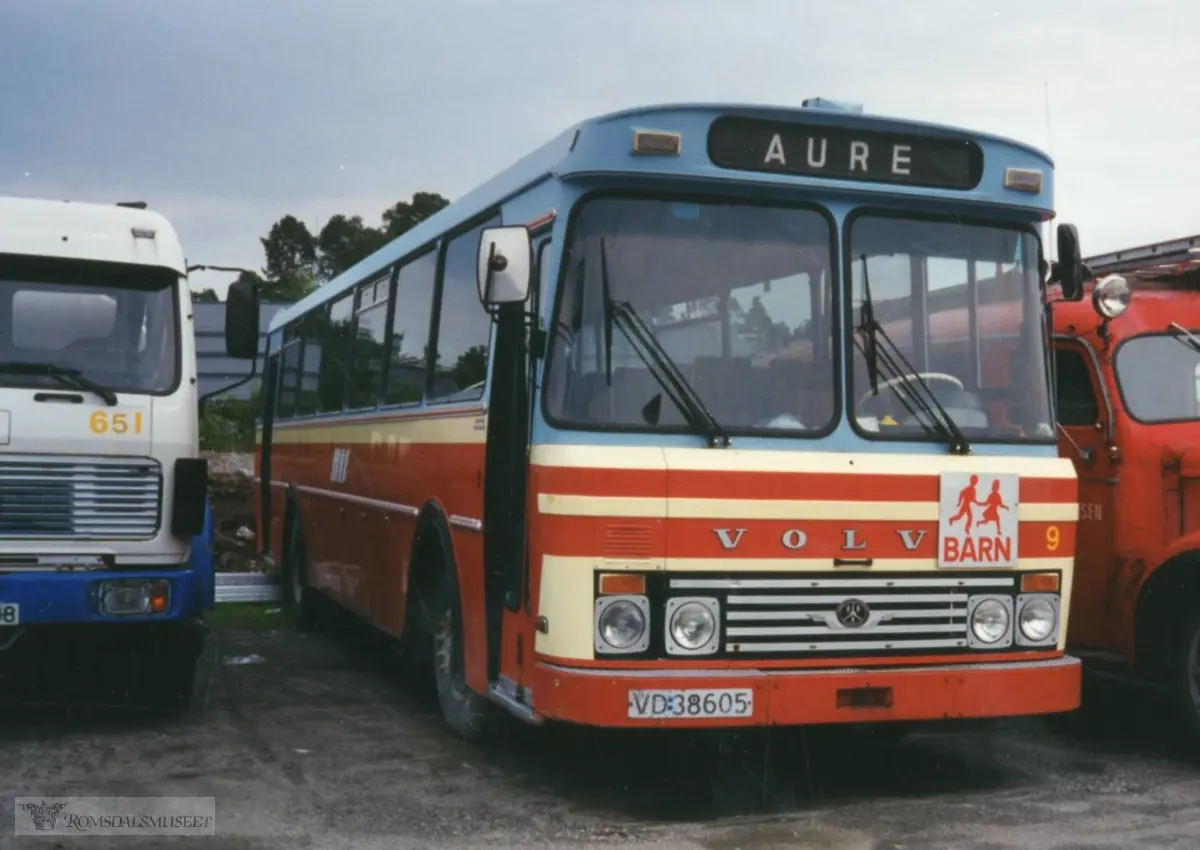 VD38605 var en Volvo B57 personbuss, 1972-modell, som ble kjøpt ny av Nordre Nordmøre Billag (NNB) i Aure, Nordmøre. Bussen ble skadet etter brann i 1981. Den ble reparert og fikk påbygd nytt karosseri hos Brødrene Berg Karosserifabrikk, Byneset i 1982. Det er dette karosseriet vi ser på bildet. NNB ble i 1987 fusjonert inn i Nordmøre Trafikkselskap, og i 1998 inn i HOB Møre. VD38605 skal ha vært med til 2000 og ble visstnok solgt for eksport dette året. Fargene var hele tida som på bildet, originalfargene fra NNB...(fra Oddbjørn Skjørsæter sine samlinger i Romsdalsarkivet)