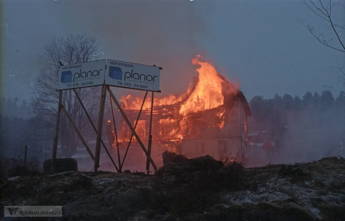 Britanus Berntsen "Berntsen-huset" i Mølleråsen som ble påtent av brannvesnet i en brannøvelse 12.12.1998..(Se Romsdal Sogelag 2011)