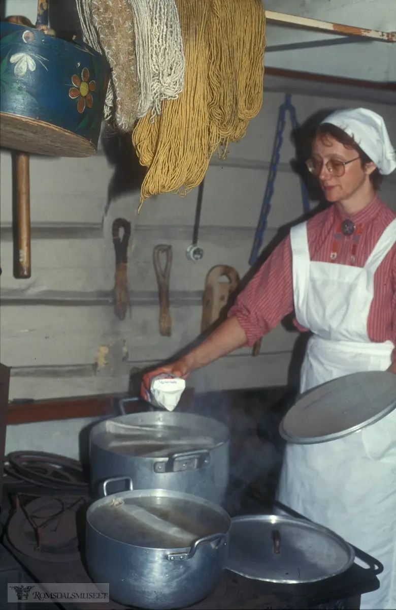 Olsok på Romsdalsmuseet i 1996. .I Erikgarden..Aktører fra Vistdal bondekvinnelag.