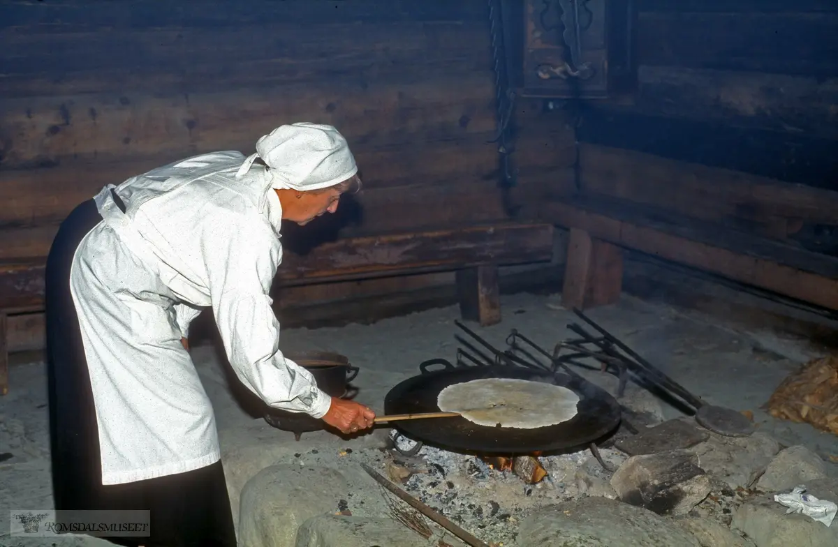 Olsok på Romsdalsmuseet i 1996. .Aktører fra Vistdal bondekvinnelag.