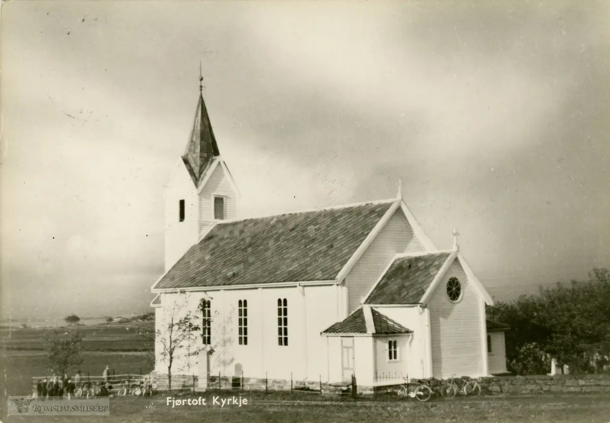 Fjørtoft kyrkje ligger i Fjørtoft sokn i Nordre Sunnmøre prosti. Den er bygget i tre og ble oppført i 1878. Kirken har y-plan og 200 sitteplasser. .Arkitekt: J.H.Nissen.