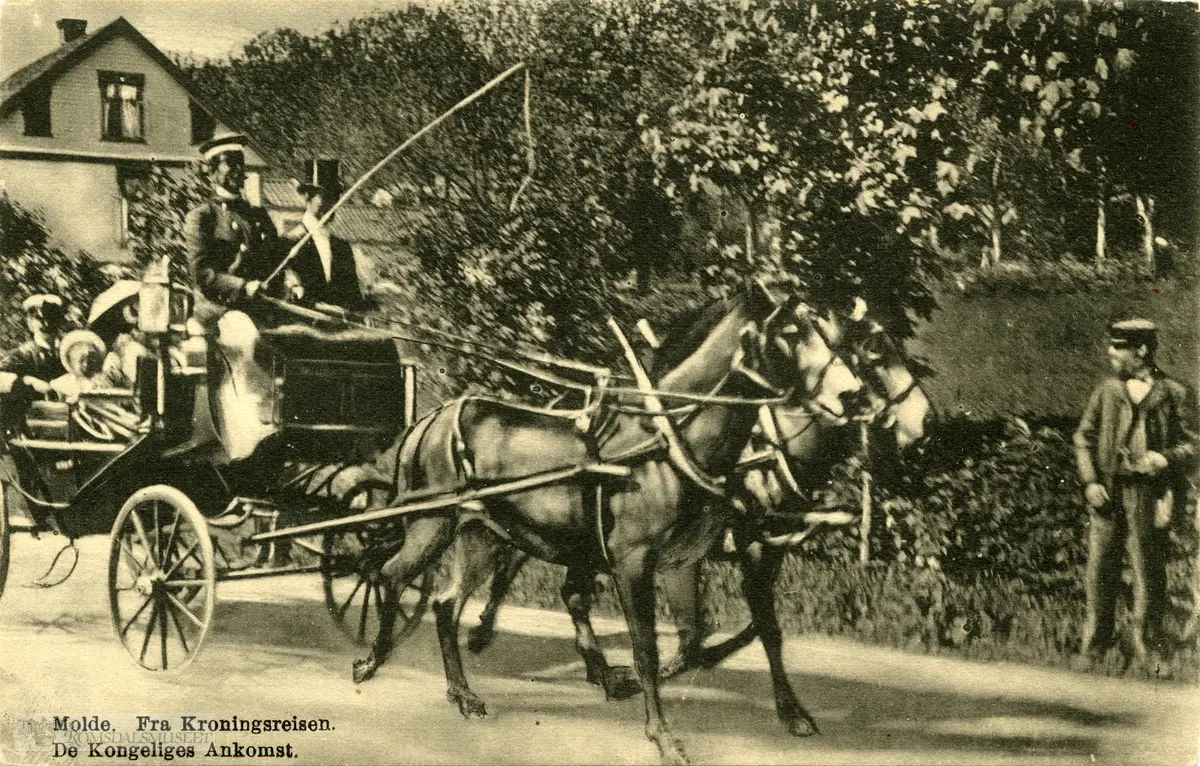 Fra Kroningsreisen i 1906..De kongeliges ankomst. I bakgrunnen Strandgata 35 i Molde.