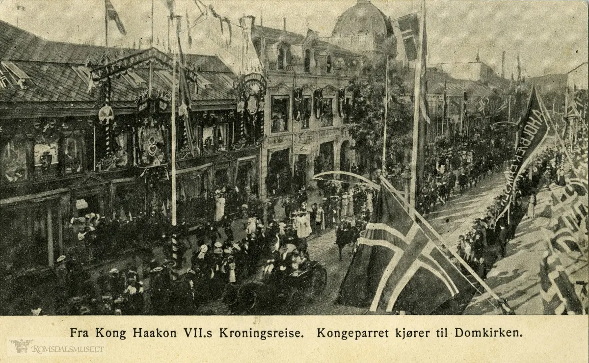 Fra Kroningsreisen i 1906..Kongeparet kjører til Domkirken.