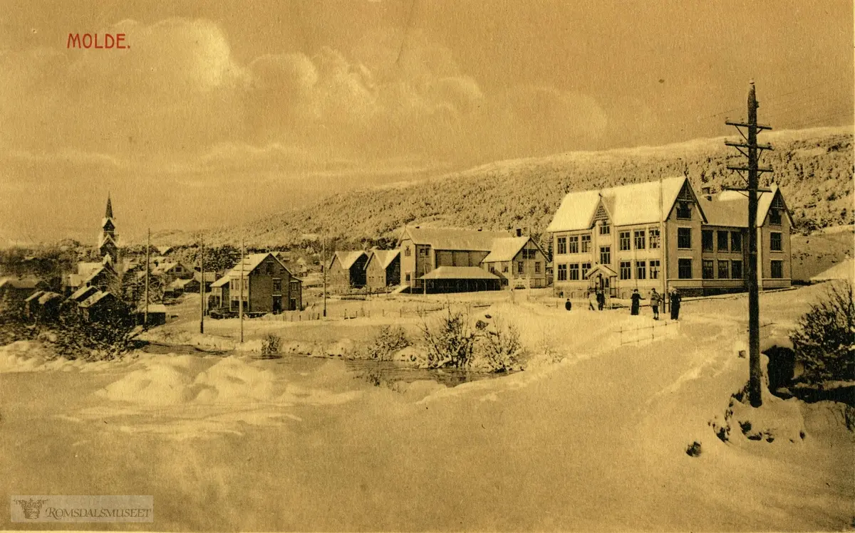 Molde by sett fra øst., Molde sett fra øst..Molde Folkeskole bygd 1904 til høyre, Molde kirke til venstre.