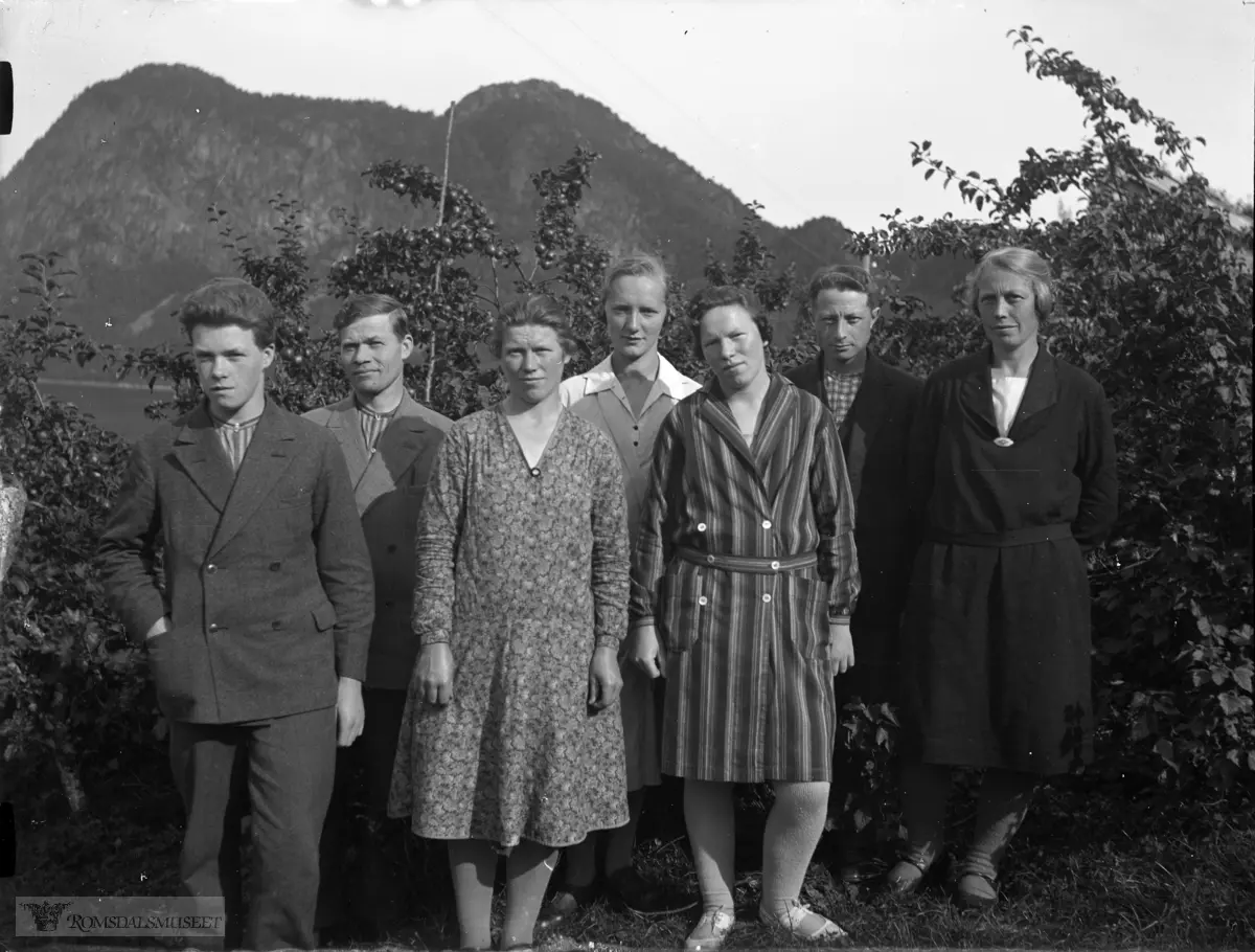 Skreddergruppe hos Edvard Berild "Oterli"..Hovdekollen i bakgrunnen.
