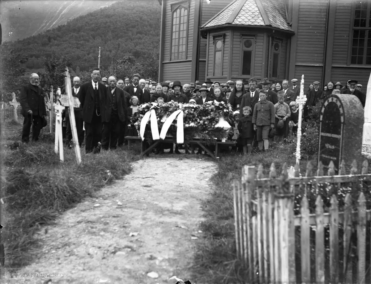 Begravelse fra Voll kirke..Muligens gravferda til Eline Einarsdatter Oterholm f.1844 d.1929 som var gift til Sørensgarden, Sæbø...Kirken ble bygd i 1896 og restaurert, i 1964. Den er den største kirken i Grytten prestegjeld..Kirken har et ytre omriss som en langkirke. Den er bygd i laftet tømmer. Arkitekt var Gabriel Smith..Tidligere stod det en kirke fra 1674, på samme tomten.