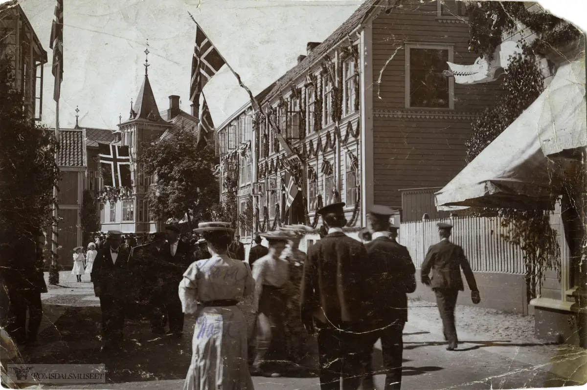 "Kongebesøket i Molde i 1906".Sett vestover Storgata.