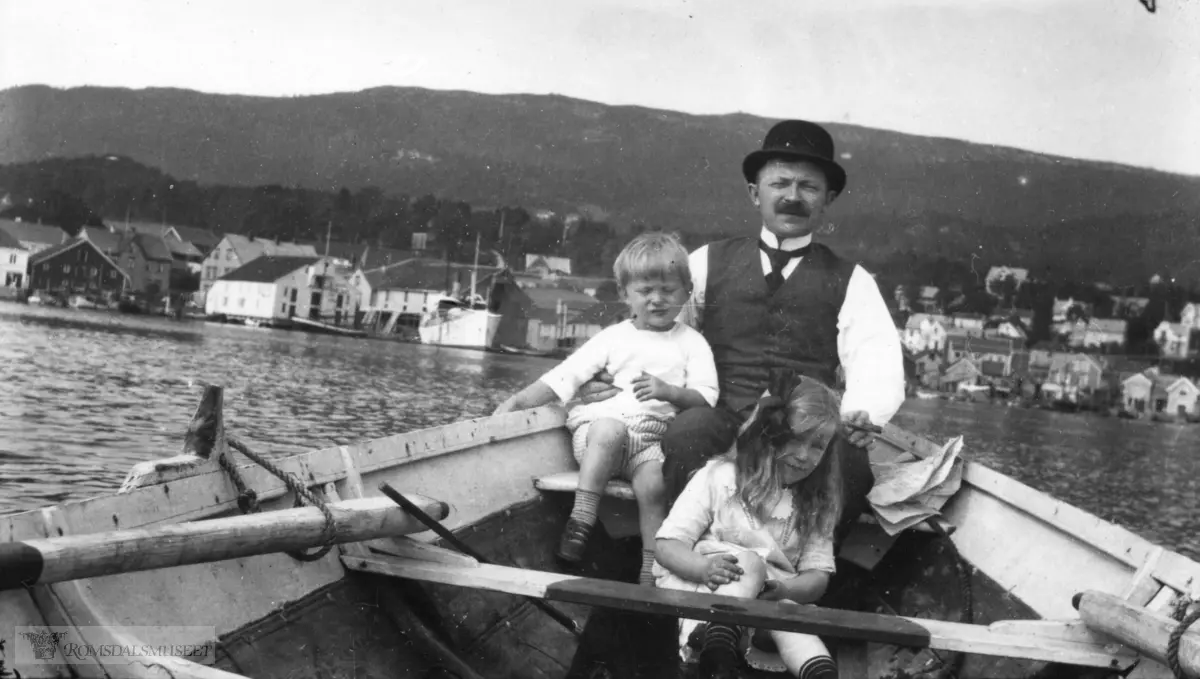 På havna i Molde trolig sommeren 1915.