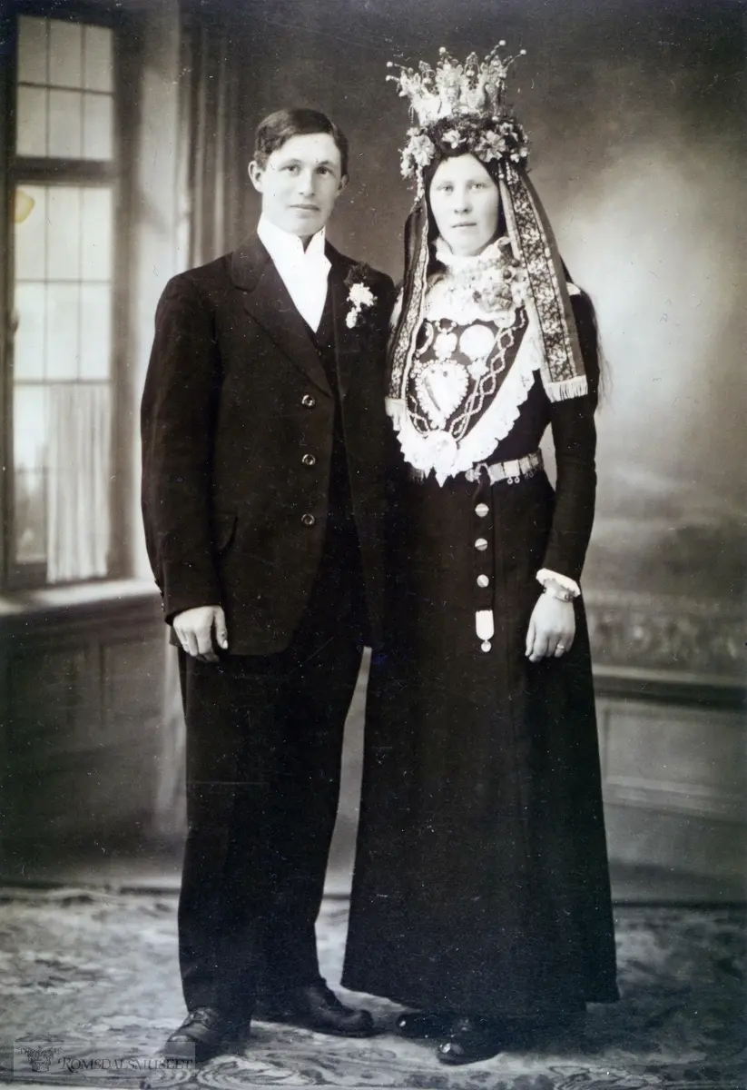 Arne Eidsvik og Sigrid Fiksdal gift i Vatne kirke 09.05.1915. .Brudekronen på bildet er i 2012 eid av Audbjørg Gjerde Lippert.