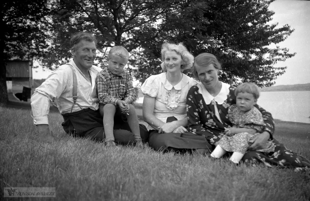 (A012)."tatt hos Hukkelberg" "Ole Hukkelberg med familie".