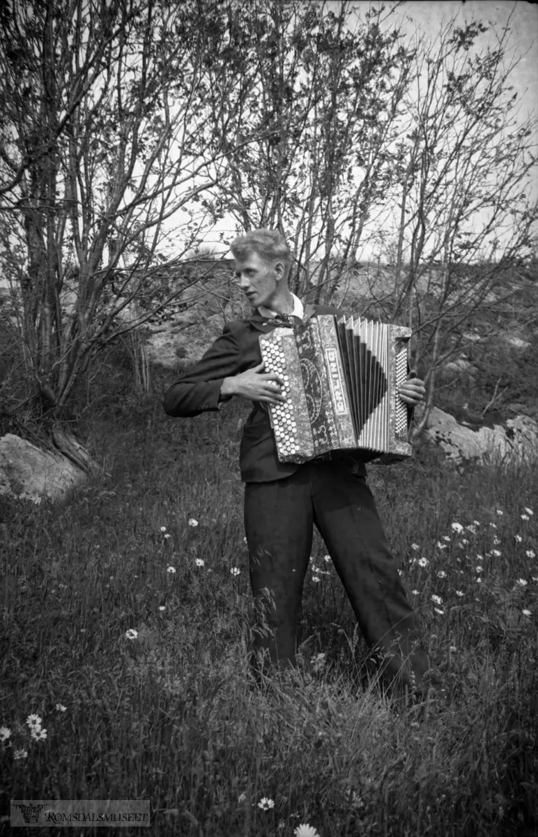 (A013)."Tur til Nesjestranda 1942, Erling Hollingen og Kåre Iversen".