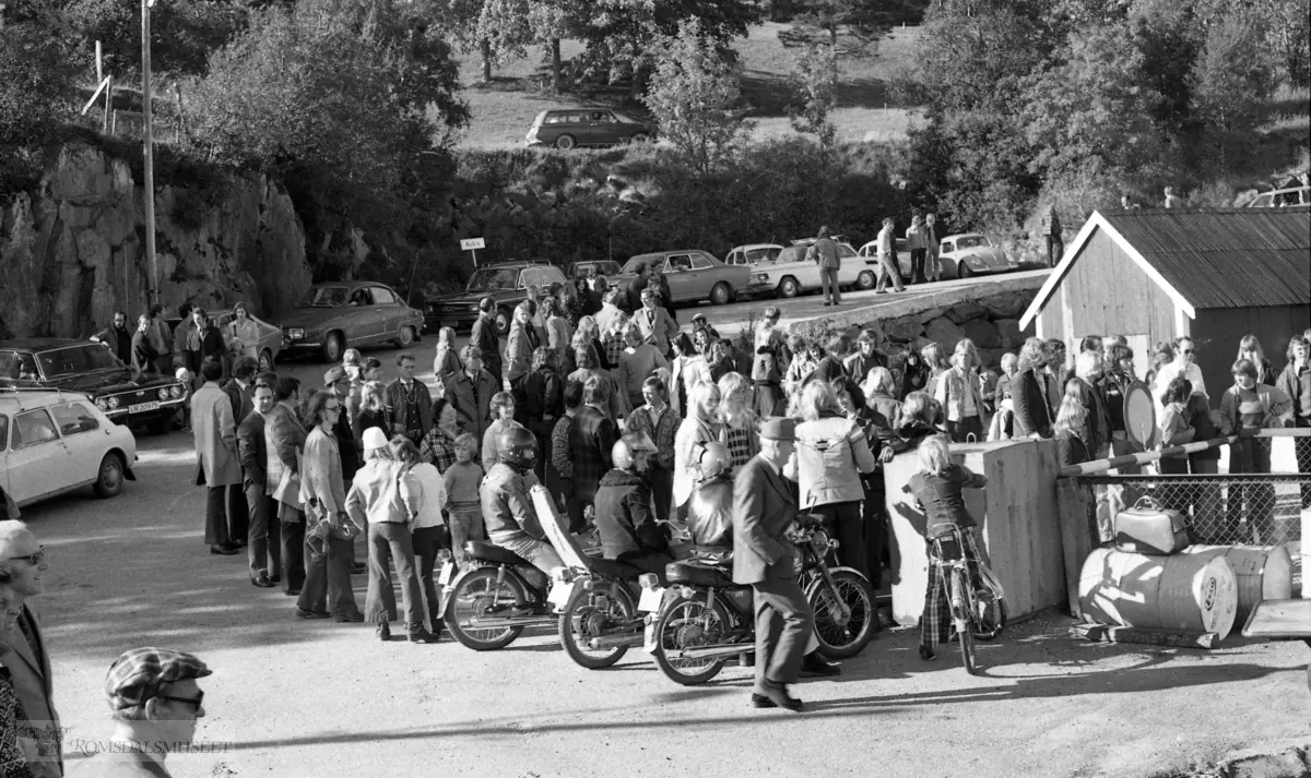 Kø ved fergeleie på Aukra med folk som skal til Molde får å se på fotballkampen mellom Molde-Viking i 1974..(Trykt i RB 27.09.1974)