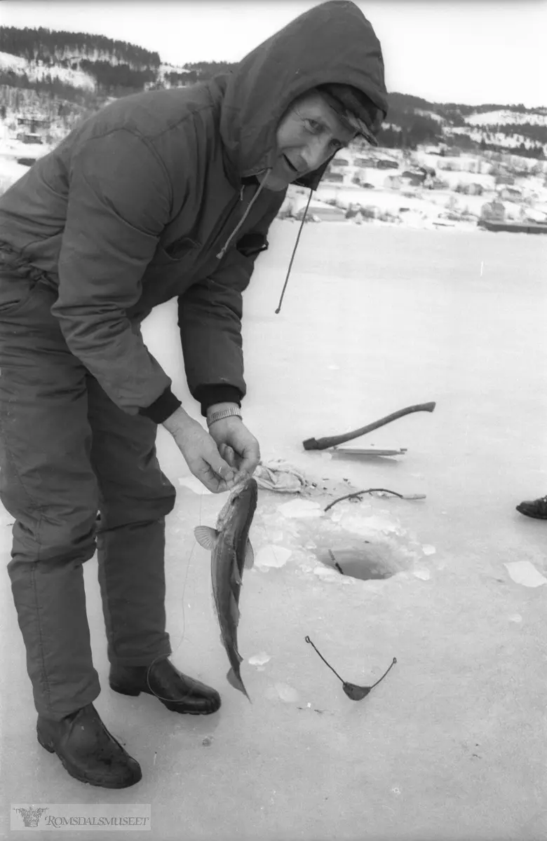 Isfiske på Fannefjorden..(Bilder fra serien ble brukt i Romsdals Budstikke 24.02.1976)