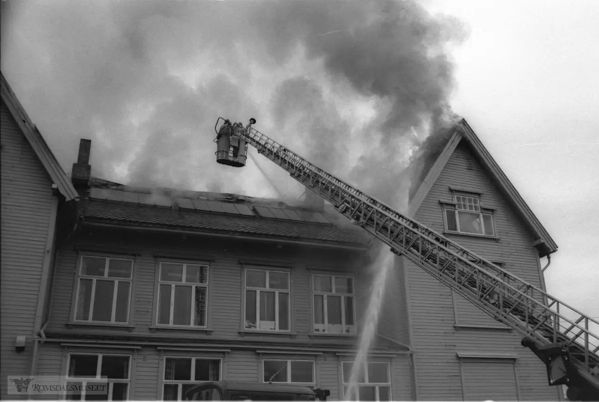 Molde folkeskole øvre vei 23 brenner 10.10.1977..(Bilder fra serien brukt i RB 21/10-1977)