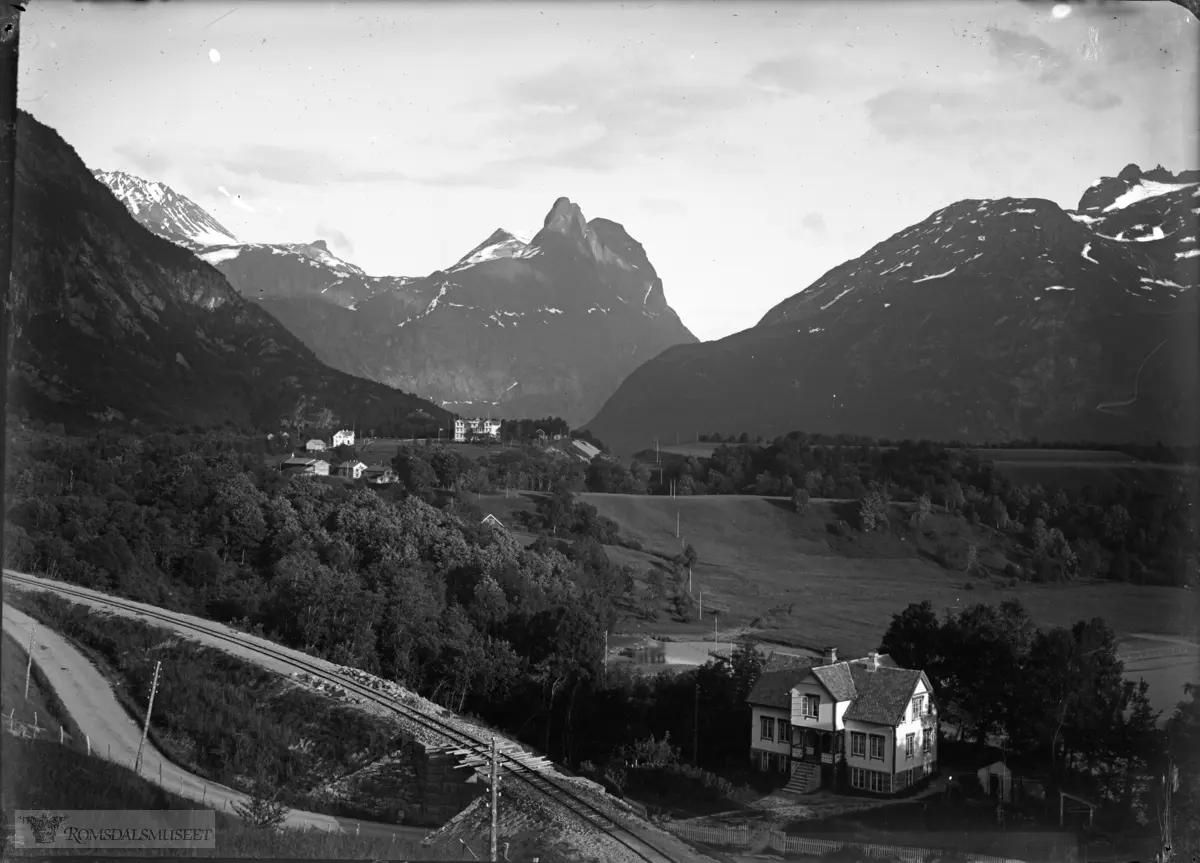 "Hølgenes med Romsdalshorn og Raumabanen".