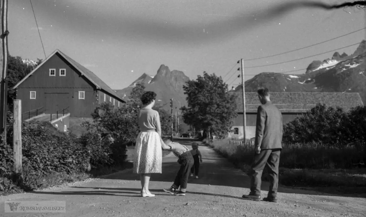 Romsdalshornet i bakgrunnen..Gården til venstre kaltes "Bakken" og tilhørte Knut R Næs..(Film merket "1959. Jonsok, ?, Molde, Valldal, Eidsdal").