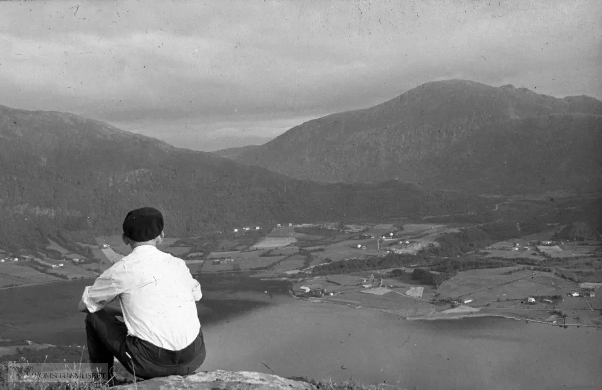 Vi ser ned i Malmefjorden med Malme og Malmedalen i bakgrunnen..(eske5) .(Eske 5 er merket "Frøyset 1965, Veøya 1965, Nesset prestegard 1965, Fræna 1962, Otrøy 1963, en del uidentifisert")