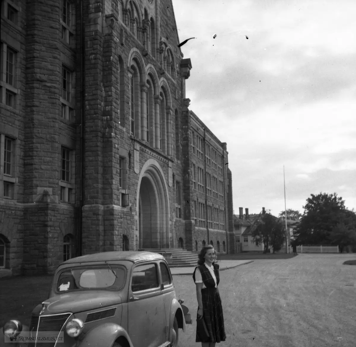 Utenfor Hovedbygningen til NTH, Norges Tekniske Høyskole, i dag en del av NTNU. I bakgrunnen, vaktmesterboligen.